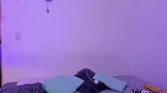 Snapshot of crystalvazquez chatting on November 10, 2025, 12:32 pm crystalvazquez online show from November 10, 2025, 12:32 pm