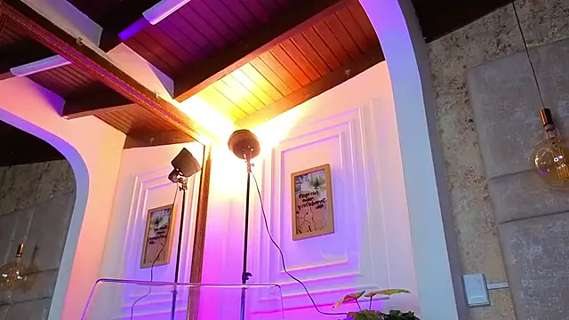 AlessiaLondon online show from April 1, 2026, 1:41 pm