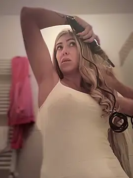 Snapshot of RaquelleDevon chatting on February 10, 2026, 10:36 am RaquelleDevon online show from February 10, 2026, 10:36 am