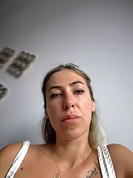 Snapshot of RaquelleDevon chatting on July 1, 2026, 10:04 am RaquelleDevon online show from July 1, 2026, 10:04 am