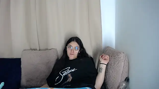 lessliee22  online show from April 3, 2026, 5:47 am