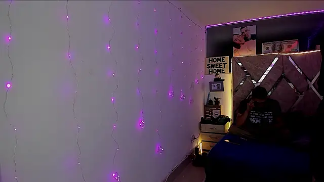 parejacaliente20154 online show from February 16, 2026, 11:09 am