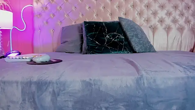 Julieta Cortes   online show from December 22, 2025, 12:05 pm