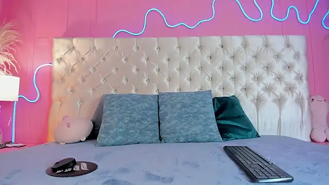 Julieta Cortes   online show from December 19, 2025, 12:18 pm