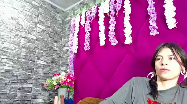 Snapshot of Sasha_Petitte chatting on March 7, 2025, 9:18 am Sasha Petitte online show from March 7, 2025, 9:18 am