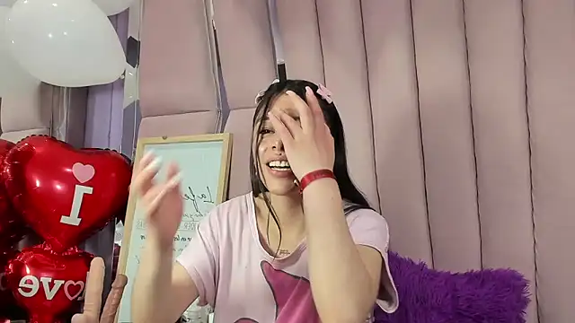 Snapshot of Sasha_Petitte chatting on September 13, 2025, 4:01 am Sasha Petitte online show from September 13, 2025, 4:01 am