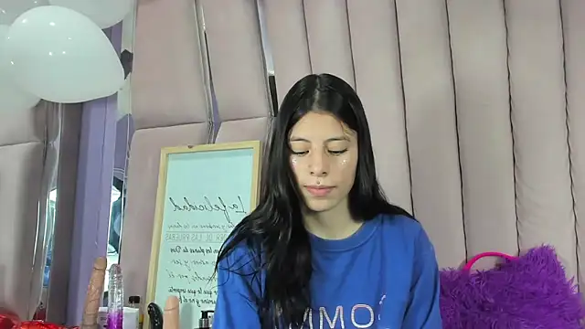 Snapshot of Sasha_Petitte chatting on September 12, 2025, 4:12 am Sasha Petitte online show from September 12, 2025, 4:12 am