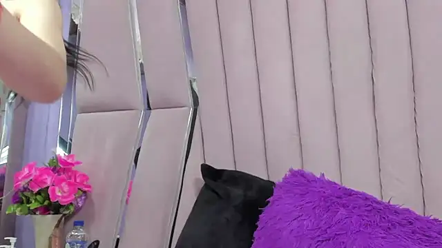 Snapshot of Sasha_Petitte chatting on October 17, 2025, 4:05 am Sasha Petitte online show from October 17, 2025, 4:05 am