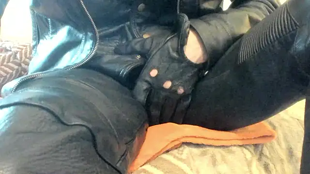 leatherz69 online show from April 3, 2026, 2:12 pm