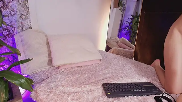 AmberMoss  online show from April 5, 2026, 3:51 pm