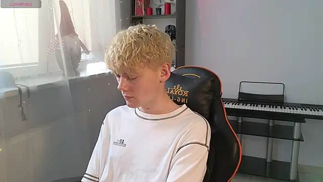 Keytaro online show from March 15, 2025, 2:23 pm