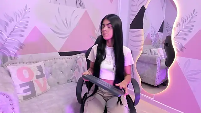 Isa little4u online show from March 12, 2025, 10:37 am