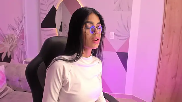 Isa little4u online show from March 7, 2025, 10:46 am