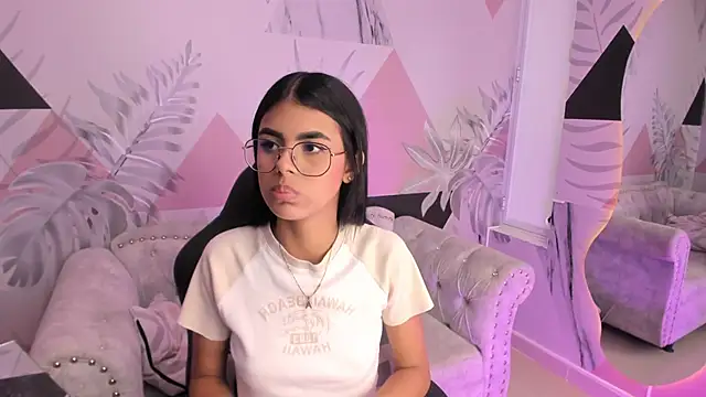 Isa little4u online show from March 12, 2025, 4:46 pm