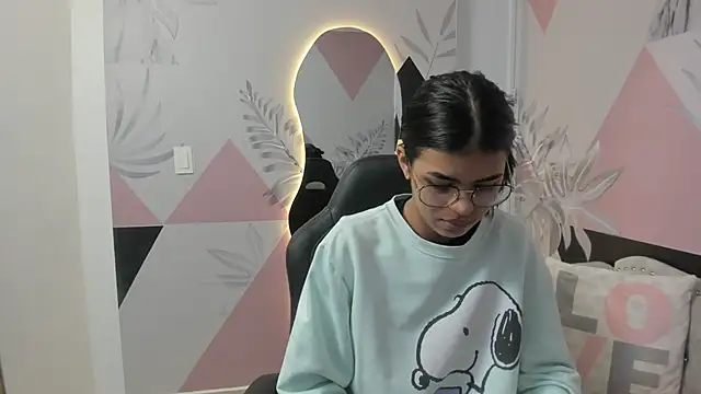 Isa little4u online show from March 20, 2025, 10:32 am