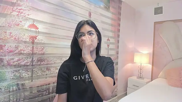 Isa little4u online show from September 9, 2025, 10:25 am