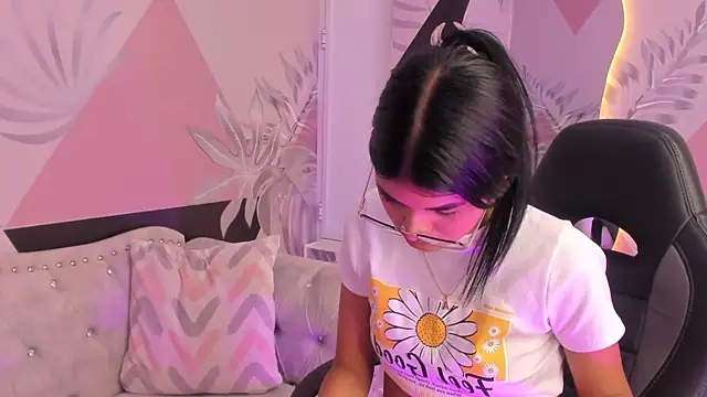 Isa little4u online show from March 6, 2025, 1:57 pm