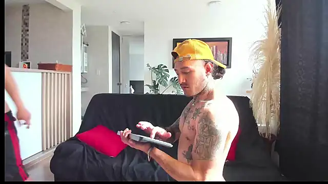 Snapshot of MARCELOANDLUCIAN chatting on February 25, 2025, 9:26 pm MARCELOANDLUCIAN online show from February 25, 2025, 9:26 pm