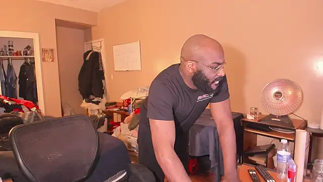 Snapshot of MrChuckDailyXXX chatting on February 20, 2026, 10:06 am MrChuckDailyXXX online show from February 20, 2026, 10:06 am