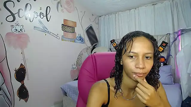 EMMA SWEETT1 online show from October 16, 2025, 12:24 pm
