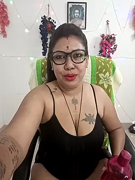 Snapshot of YOUR_LOVELY-40 chatting on February 13, 2026, 8:09 pm YOUR LOVELY-40 online show from February 13, 2026, 8:09 pm