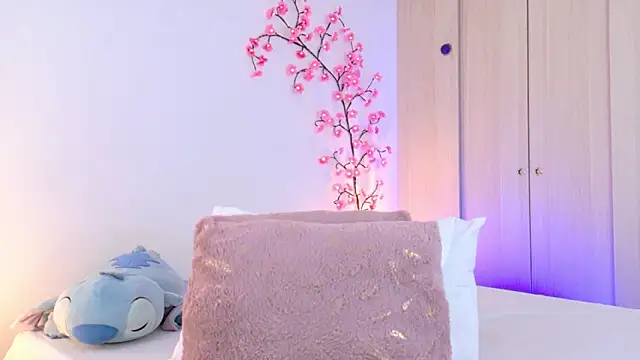 VictoriaRoss1 online show from April 16, 2026, 9:39 pm