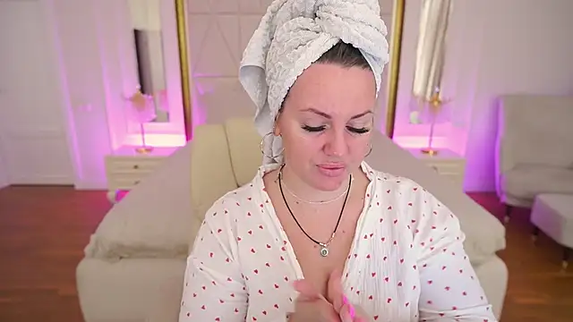 KiraCandyS online show from April 6, 2026, 8:32 pm