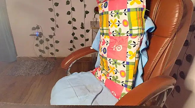 Snapshot of KhwahisHH chatting on February 9, 2025, 12:39 am KhwahisHH online show from February 9, 2025, 12:39 am