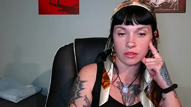 Snapshot of Marcelinegoddess chatting on October 19, 2025, 2:47 am Marcelinegoddess online show from October 19, 2025, 2:47 am