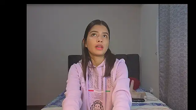 LiaOrtiz69 online show from April 13, 2026, 9:19 pm