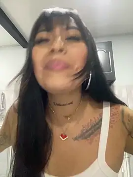 Snapshot of luisa16xxx chatting on February 6, 2025, 12:22 am luisa16xxx online show from February 6, 2025, 12:22 am