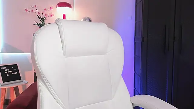 nahiapaws online show from April 8, 2026, 9:49 pm