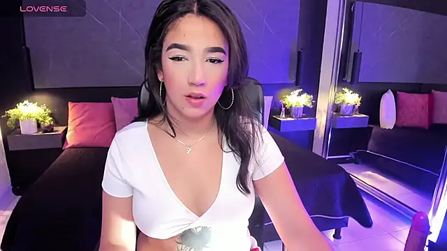 Snapshot of SaraaMills chatting on June 5, 2026, 4:28 am SaraaMills online show from June 5, 2026, 4:28 am
