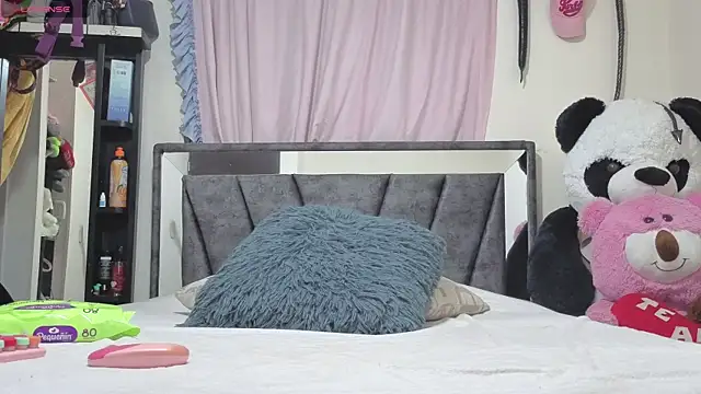 Hotsamantamature online show from October 18, 2025, 2:02 am
