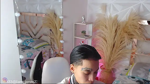 Jonesliam23 online show from November 11, 2025, 7:52 pm