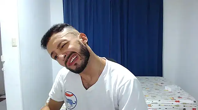 Snapshot of Sanit_Di chatting on December 17, 2024, 7:15 pm Sanit Di online show from December 17, 2024, 7:15 pm