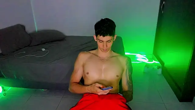 Snapshot of OliverBennet chatting on February 19, 2025, 4:12 am OliverBennet online show from February 19, 2025, 4:12 am