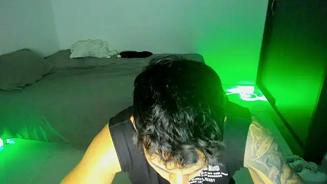 Snapshot of OliverBennet chatting on March 6, 2025, 1:27 am OliverBennet online show from March 6, 2025, 1:27 am
