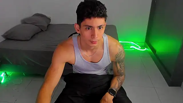 Snapshot of OliverBennet chatting on February 22, 2025, 12:05 am OliverBennet online show from February 22, 2025, 12:05 am