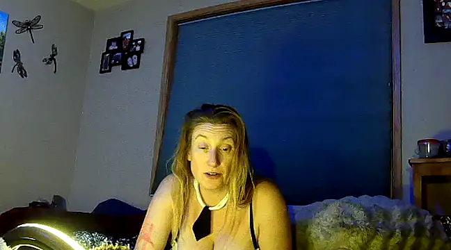 lilyhornyhousewife online show from December 21, 2024, 11:44 am
