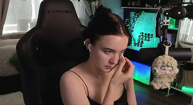 KiraLiLime online show from November 16, 2025, 10:53 am