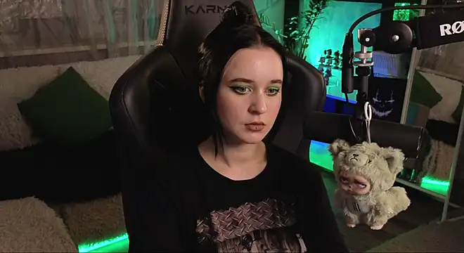 KiraLiLime online show from November 6, 2025, 7:07 pm