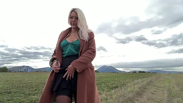 EmyLana online show from October 25, 2025, 8:24 am