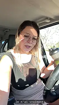 EmyLana online show from April 10, 2026, 6:42 am