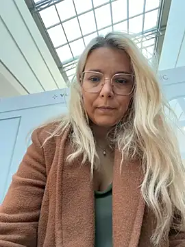 EmyLana online show from October 30, 2025, 8:45 am