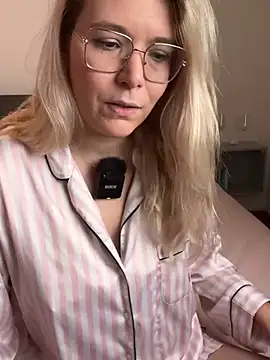 Snapshot of EmyLana chatting on February 3, 2026, 6:22 am EmyLana online show from February 3, 2026, 6:22 am