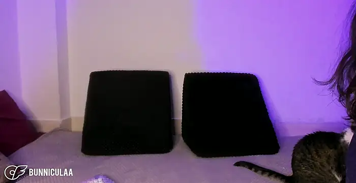 larissa01  online show from April 7, 2026, 12:01 am