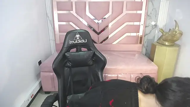 Tyna ch online show from March 11, 2025, 4:18 pm