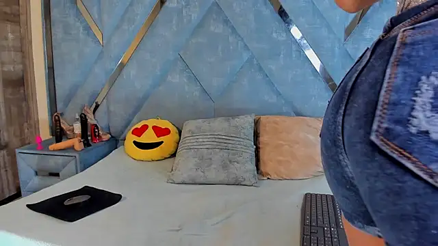 Snapshot of Aura_love69 chatting on February 22, 2026, 5:43 am Aura love69 online show from February 22, 2026, 5:43 am