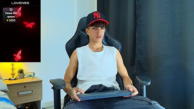  CamiloBass online show from June 5, 2026, 1:43 am